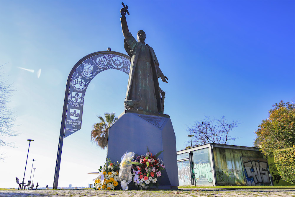 Setúbal assinala o dia do padroeiro da cidade, com a deposição de flores na estátua em memória de São Francisco Xavier