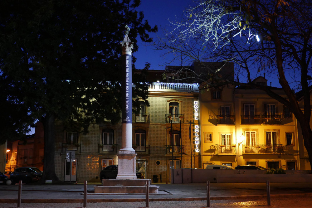 Cidades Contra a Pena de Morte - Iluminação do pelourinho da Praça Marquês de Pombal