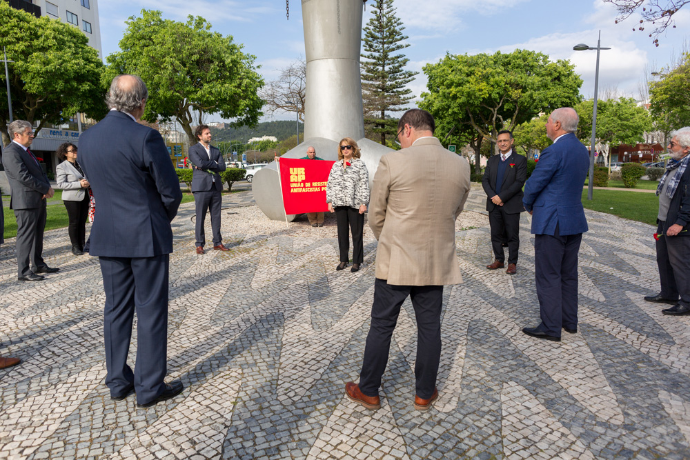 Comemorações dos 46 anos do 25 de Abril | deposição de flores no monumento à resistência antifascista