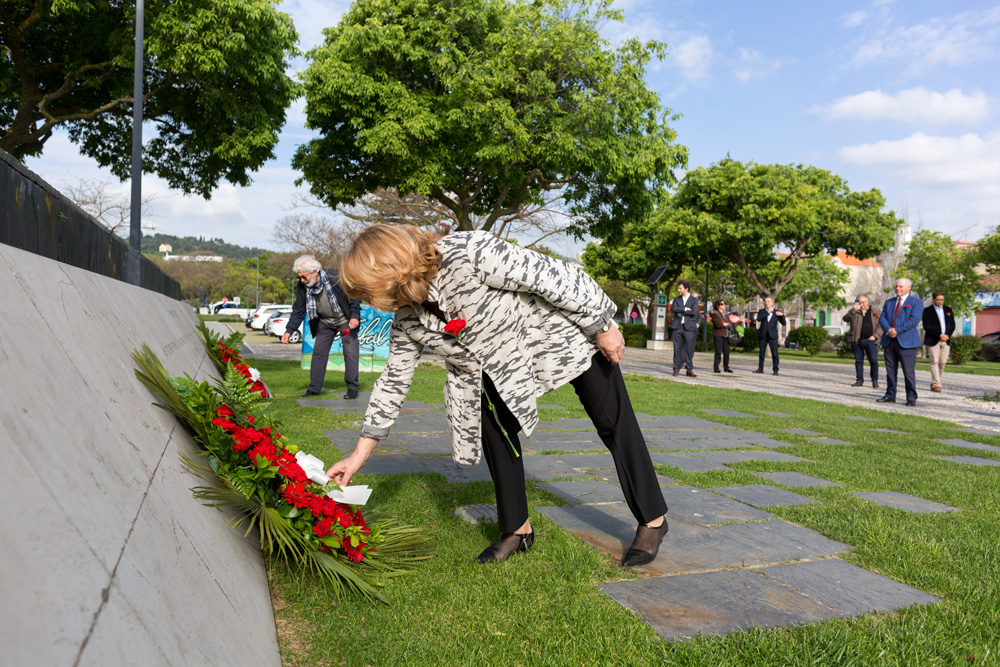 Comemorações dos 46 anos do 25 de Abril | deposição de flores no monumento à resistência antifascista