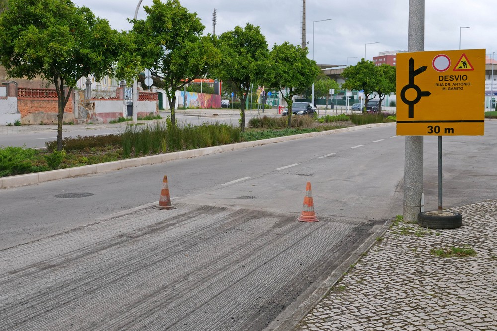 Obras - repavimentações e nova rotunda nas avenidas Dr. António Rodrigues Manito e Avenida 22 de Dezembro | 21 de abril