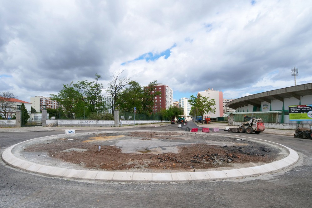 Obras - repavimentações e nova rotunda nas avenidas Dr. António Rodrigues Manito e Avenida 22 de Dezembro | 21 de abril