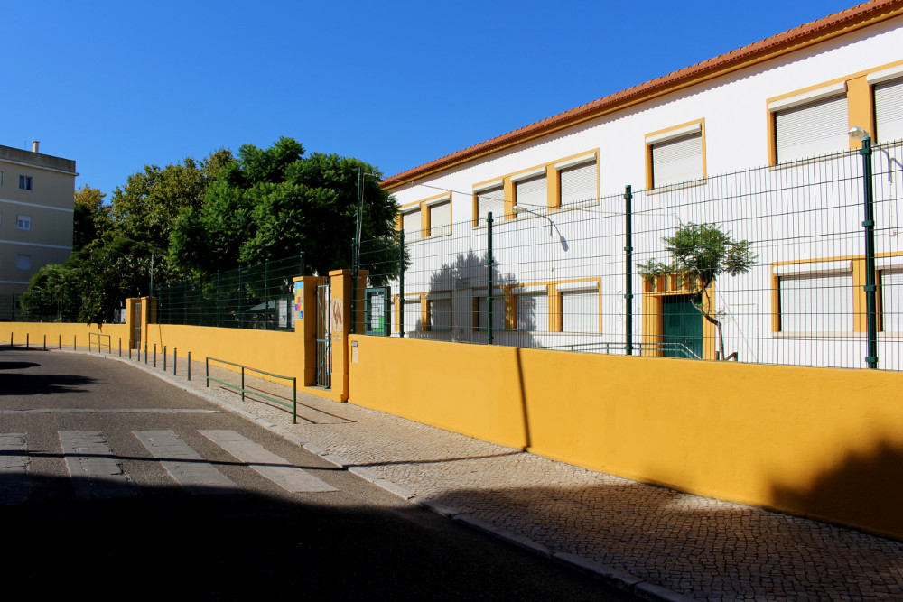 Pintura de muro exterior da EB Areias | Foto da Junta de Freguesia de São Sebastião