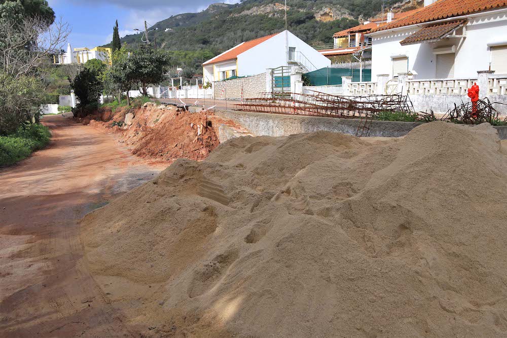 Rua da Alfarrobeira | abastecimento de água e reconstrução de muro