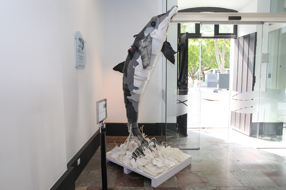 Escultura na Casa da Baía | Golfinho a saltar fora de água
