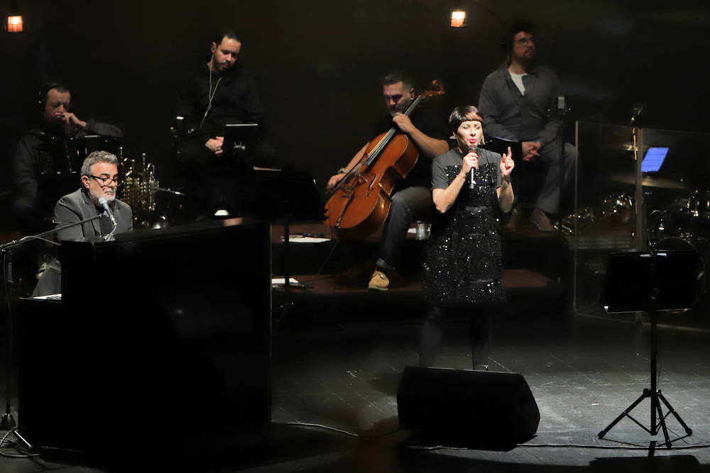 Atuação de Viviane no concerto de Renato Júnior | Uma Mulher não Chora