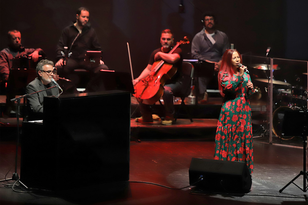 Atuação de Linda Cozetti no concerto de Renato Júnior | Uma Mulher não Chora
