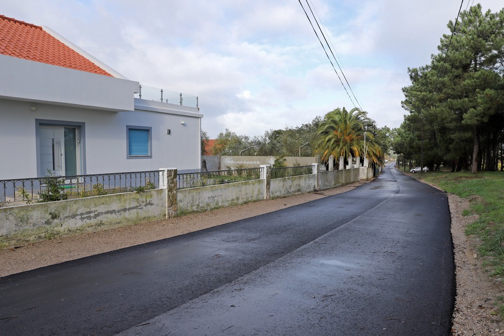 As obras de repavimentação da Rua do Roseiral, em Azeitão, realizadas pela Câmara Municipal de Setúbal melhoraram as condições de circulação rodoviária
