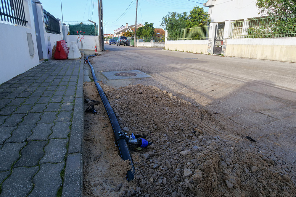 Uma operação de modernização, liderada pela Câmara Municipal de Setúbal, reabilita a rede de abastecimento de água de uma zona de Brejos de Azeitão, concelho de Setúbal