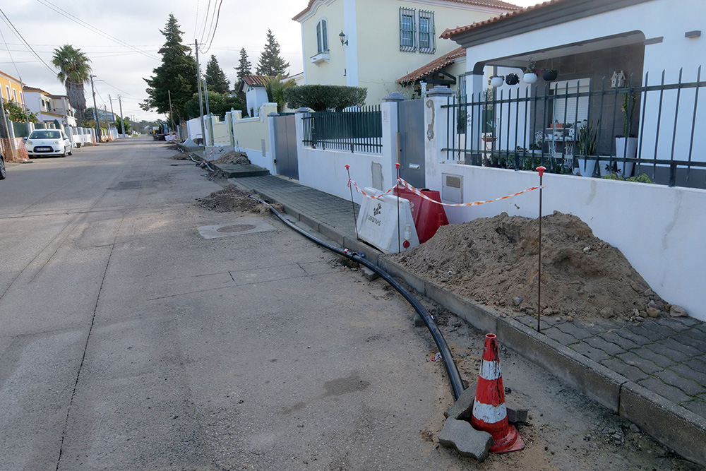 Uma operação de modernização, liderada pela Câmara Municipal de Setúbal, reabilita a rede de abastecimento de água de uma zona de Brejos de Azeitão, concelho de Setúbal