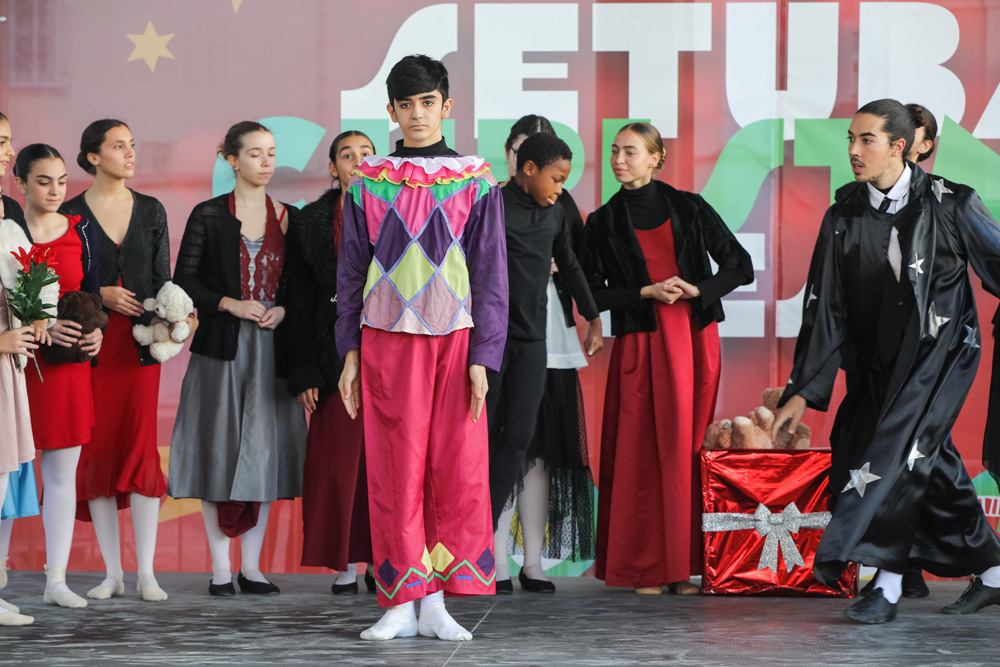 A Academia de Dança Contemporânea de Setúbal apresentou o espetáculo de dança "Viagem ao Mundo do Quebra-Nozes" no programa Setúbal Christmas Fest 2021