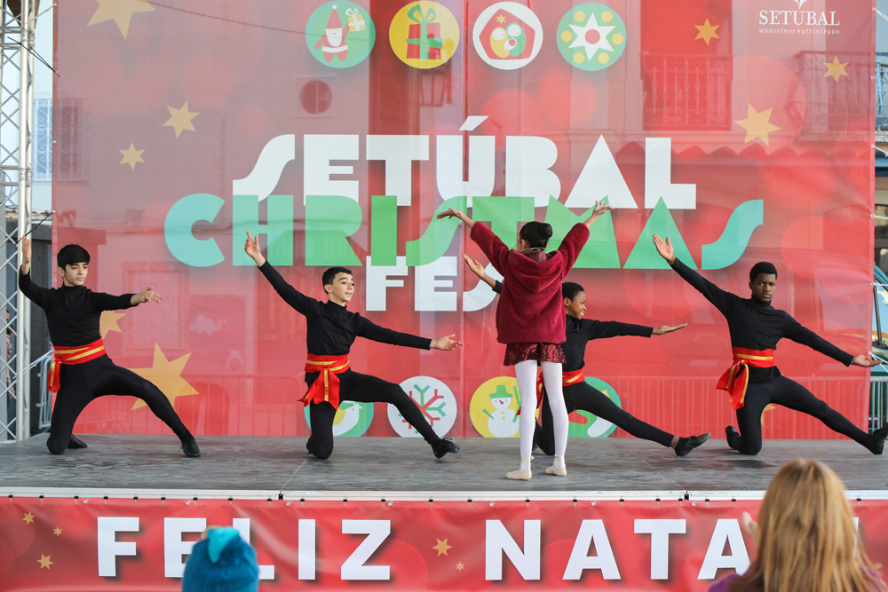 A Academia de Dança Contemporânea de Setúbal apresentou o espetáculo de dança "Viagem ao Mundo do Quebra-Nozes" no programa Setúbal Christmas Fest 2021