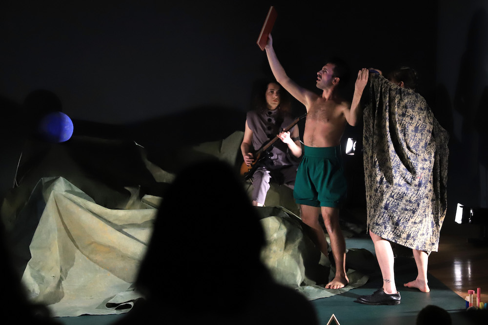 A peça “Corpo Pequenino, Olhos de Gigante”, do Teatro Estúdio Fontenova, está em estreia na Casa da Cultura