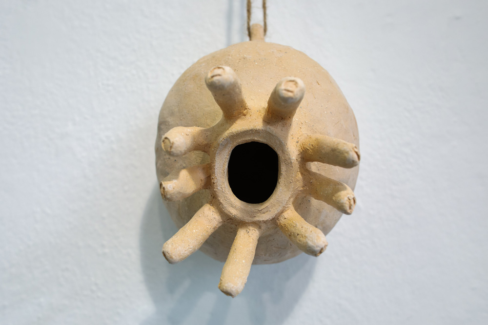 A exposição "Dedo no Gargalo", de trabalhos de escultura em cerâmica de José Palhinha, está patente na Casa Bocage, em Setúbal
