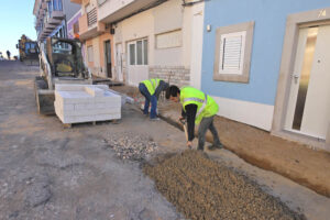 Obras em curso na Rua Rodrigo Ferreira da Costa e Largo do Mercado, no Bairro Santos Nicolau, melhoram condições de mobilidade rodoviária e pedonal