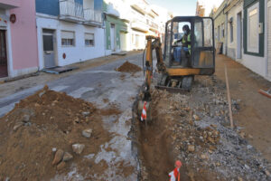 Obras em curso na Rua Rodrigo Ferreira da Costa e Largo do Mercado, no Bairro Santos Nicolau, melhoram condições de mobilidade rodoviária e pedonal
