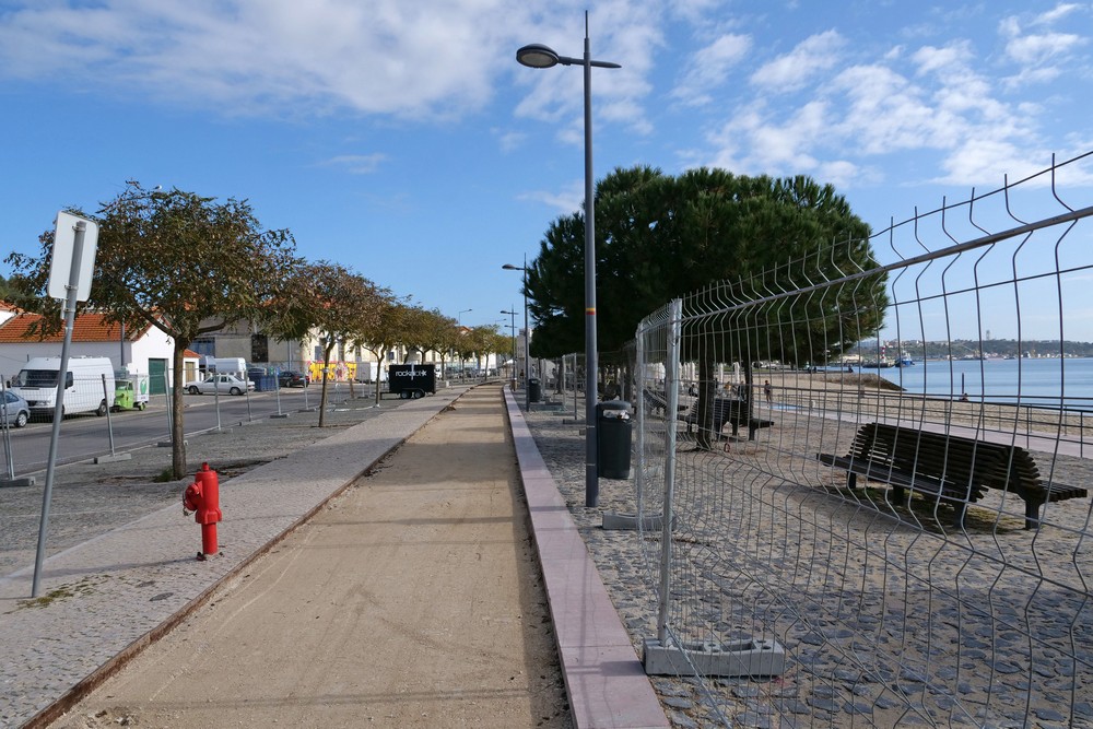 A ciclovia da Praia da Saúde é reabilitada numa intervenção que reforça as condições de segurança