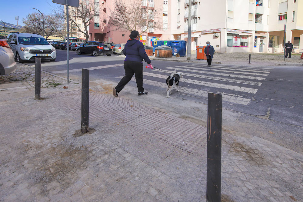 Rebaixamento de passadeiras melhora as condições de circulação pedonal na Rua Amílcar Cabral