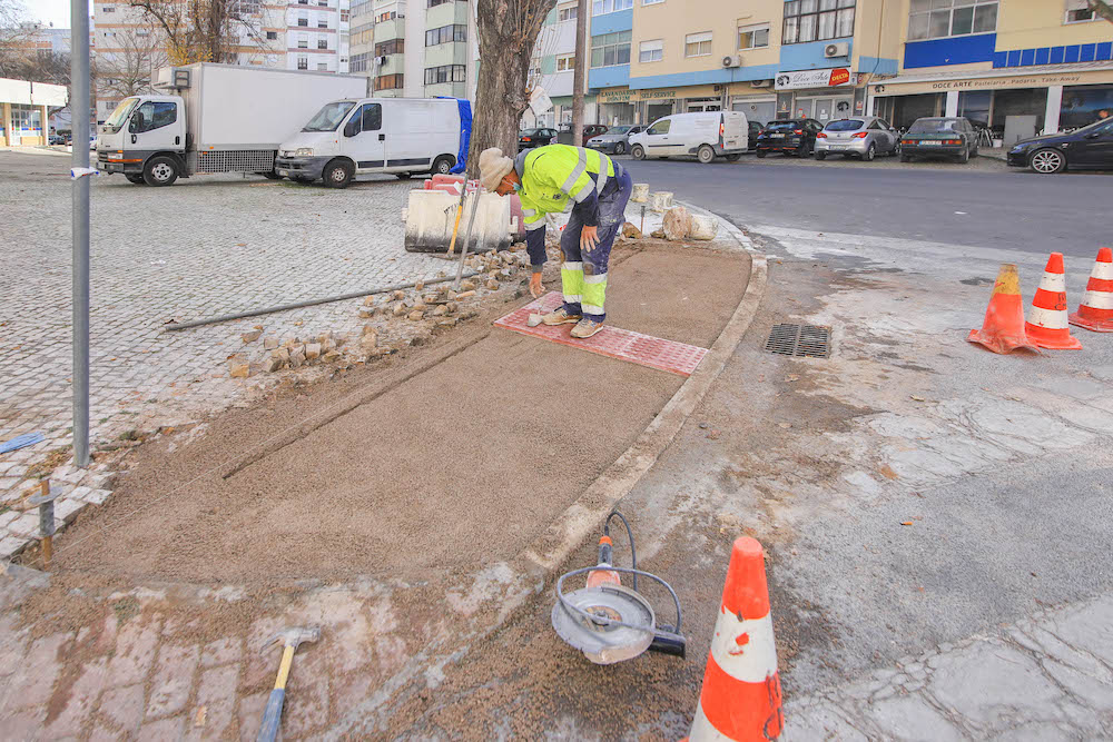 Rebaixamento de passadeiras melhora as condições de circulação pedonal na Rua do Mormugão