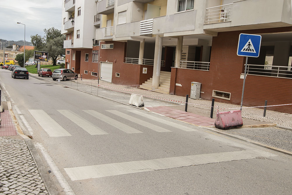 Rebaixamento de passeios na Avenida Mestre Lima de Freitas
