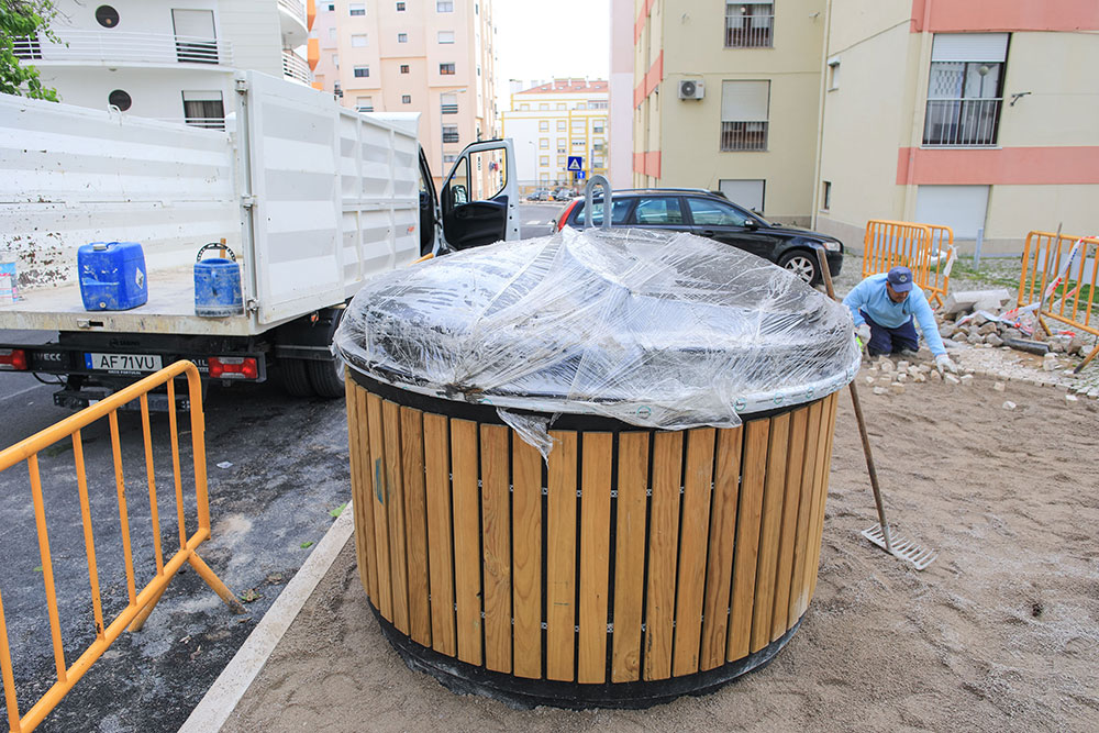 Higiene urbana. Novos contentores semienterrados na Rua de Cabo Verde.