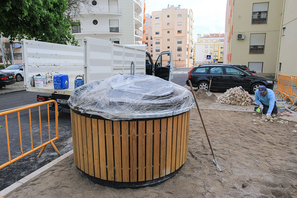 Higiene urbana. Novos contentores semienterrados na Rua de Cabo Verde.