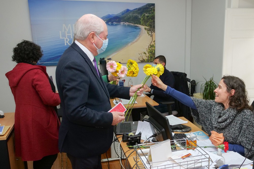 Dia da Mulher | presidente André Martins distribui flores