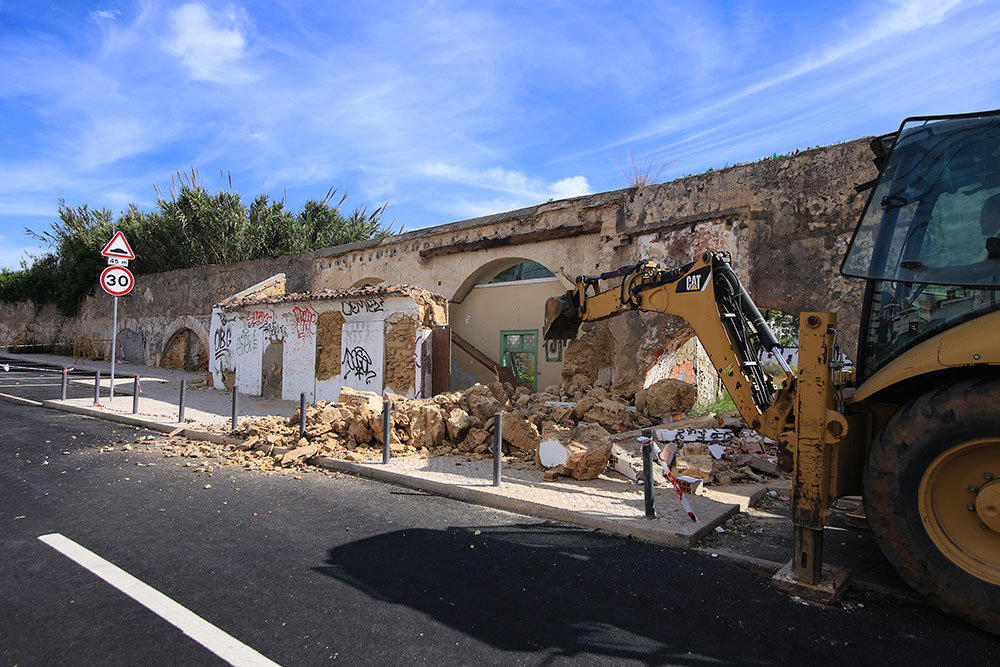 Demolição de edifício na Rua dos Arcos