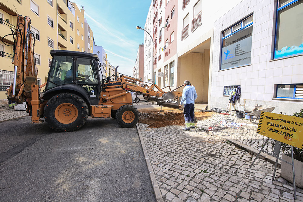 Reparação da rede de drenagem na Rua Lúcia Encarnação Maracoto