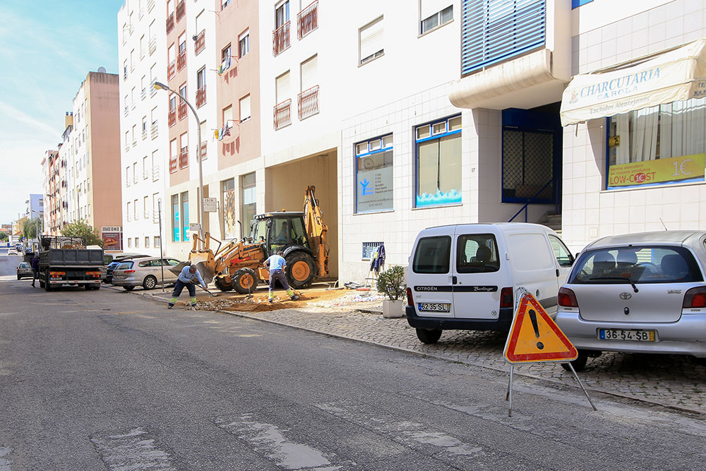 Reparação da rede de drenagem na Rua Lúcia Encarnação Maracoto