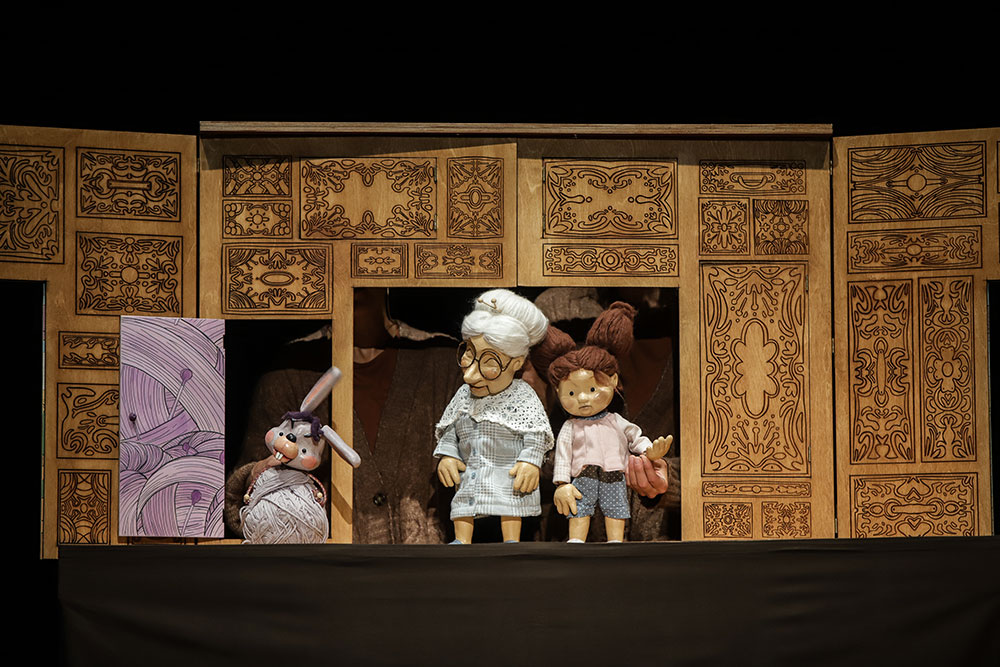 Teatro de marionetas "A Caixa de Nove Lados"