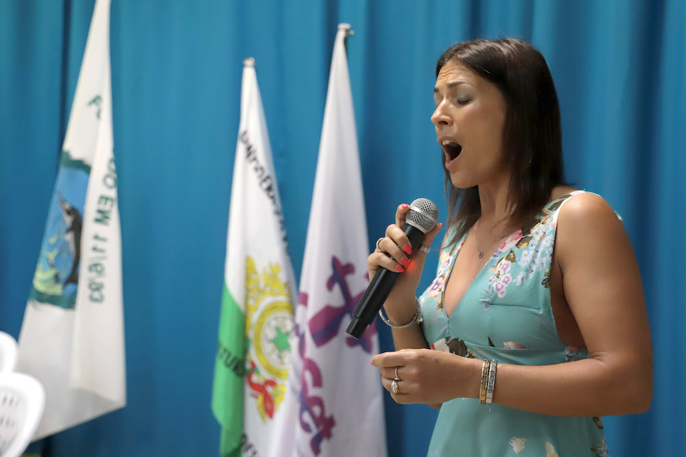Carla Lança cantou nas celebrações do 29.º aniversário do Núcleo dos Amigos do Bairro Santos Nicolau.