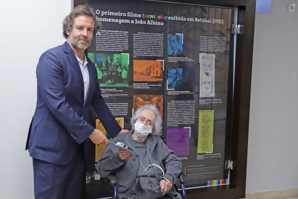 Família Albino entrega à Câmara cartaz do primeiro filme tecnicolor exibido em Setúbal