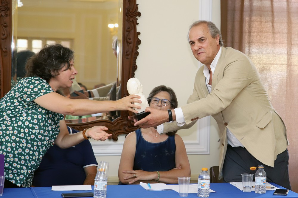 Vice-presidente da Câmara Municipal, Carla Guerreiro, entrega um busto de Bocage ao presidente da Associação de Socorros Mútuos Setubalense, Fernando Paulino, na sessão solene das comemorações do 134.º aniversário da instituição.