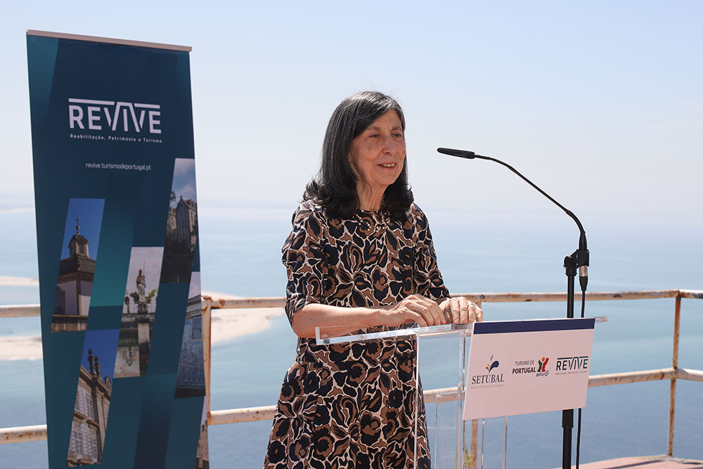 Teresa Monteiro, vice-presidente do Turismo de Portugal, no lançamento do concurso para a concessão da 7.ª Bataria de Costa, no Outão.