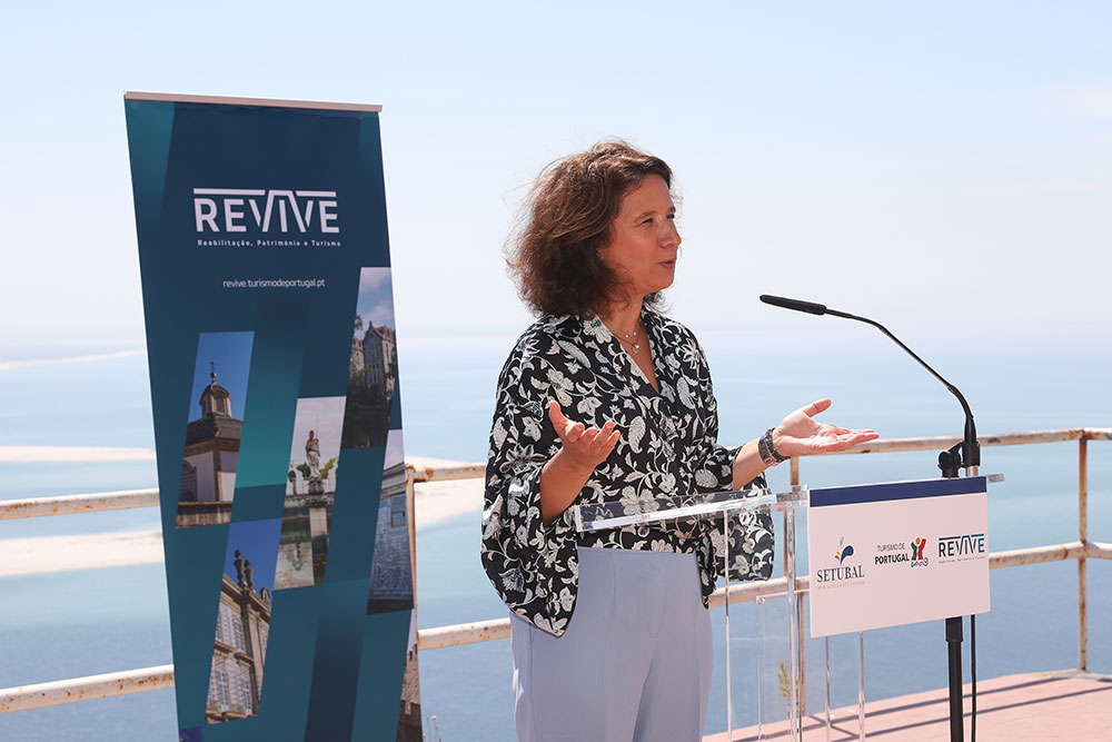 Secretária de Estado do Turismo, do Comércio e Serviços, Rita Marques, no lançamento do concurso para a concessão da 7.ª Bataria de Costa, no Outão.