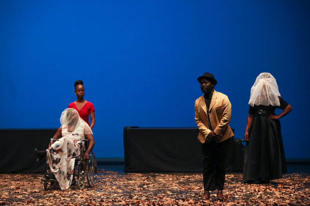 Peça de teatro “Chovem Amores na Rua do Matador”, do moçambicano Mia Couto e do angolano José Eduardo Agualusa, no Fórum Municipal Luísa Todi.