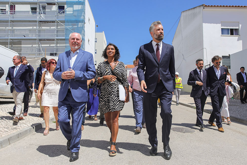 Ministro Pedro Nuno Santos visita requalificação de habitações públicas nas Manteigadas