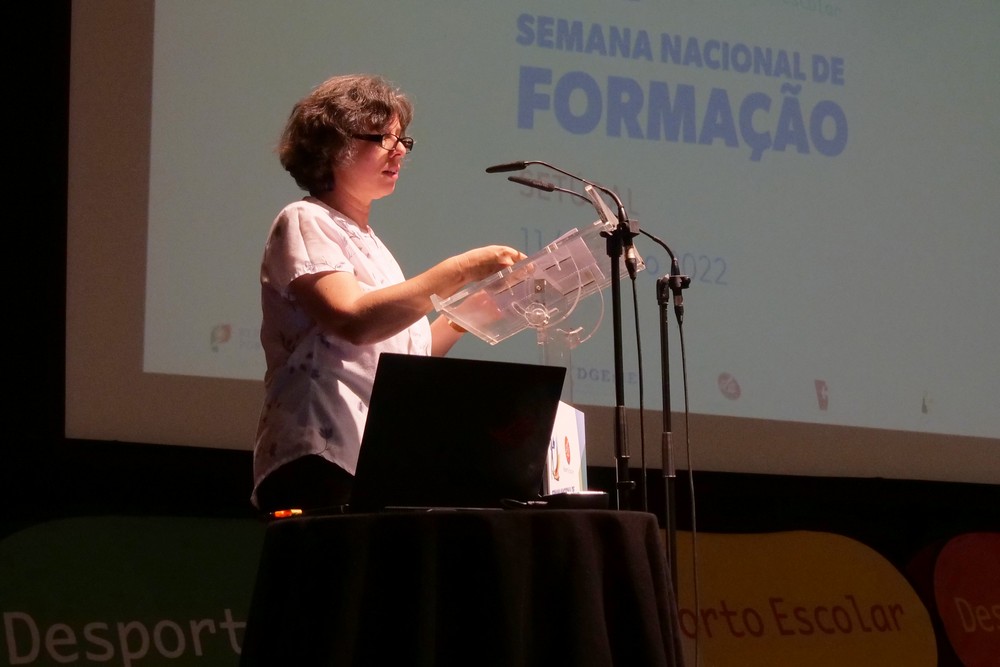 Vice-presidente da Câmara, Carla Guerreiro, discursa na sessão de abertura da Semana Nacional de Formação do Desporto Escolar, no Fórum Municipal Luísa Todi.