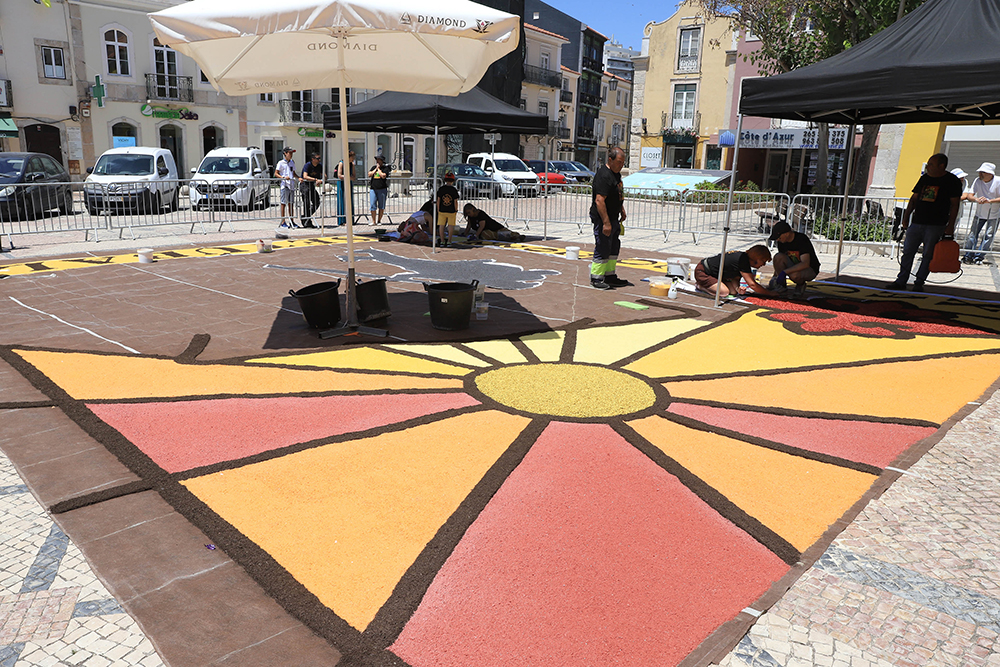 Construção do tapete efémero na Praça de Bocage, no âmbito das comemorações dos Caminhos de Santiago em 2022.