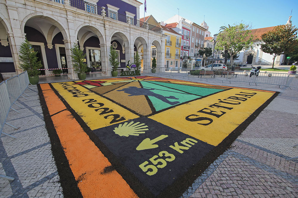 Tapete efémero construído na Praça de Bocage, no âmbito das comemorações dos Caminhos de Santiago em 2022.