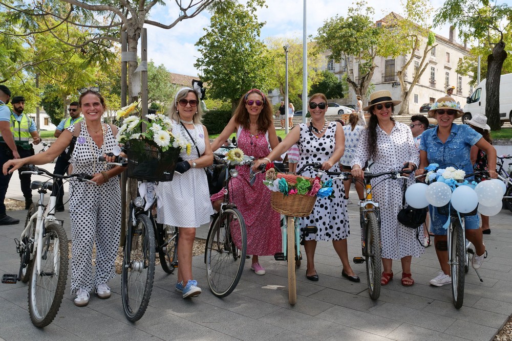 Azeitão Fancy Women Bike Ride, passeio de mulheres elegantes em bicicleta.