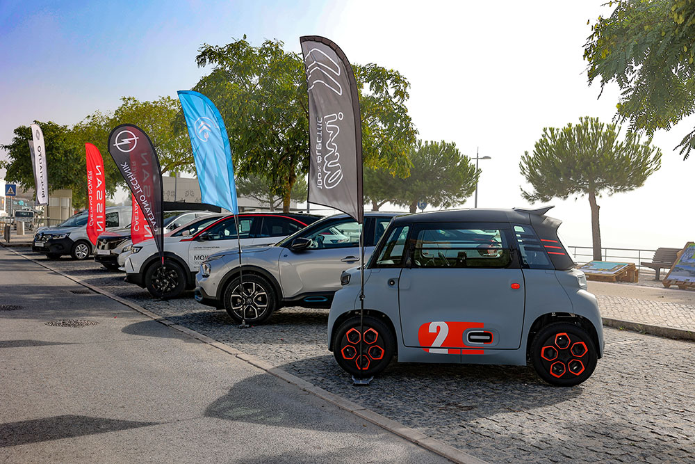 Exposição de veículos elétricos na Av. José Mourinho no Dia Sem Carros, no âmbito do programa municipal da Semana Europeia da Mobilidade.