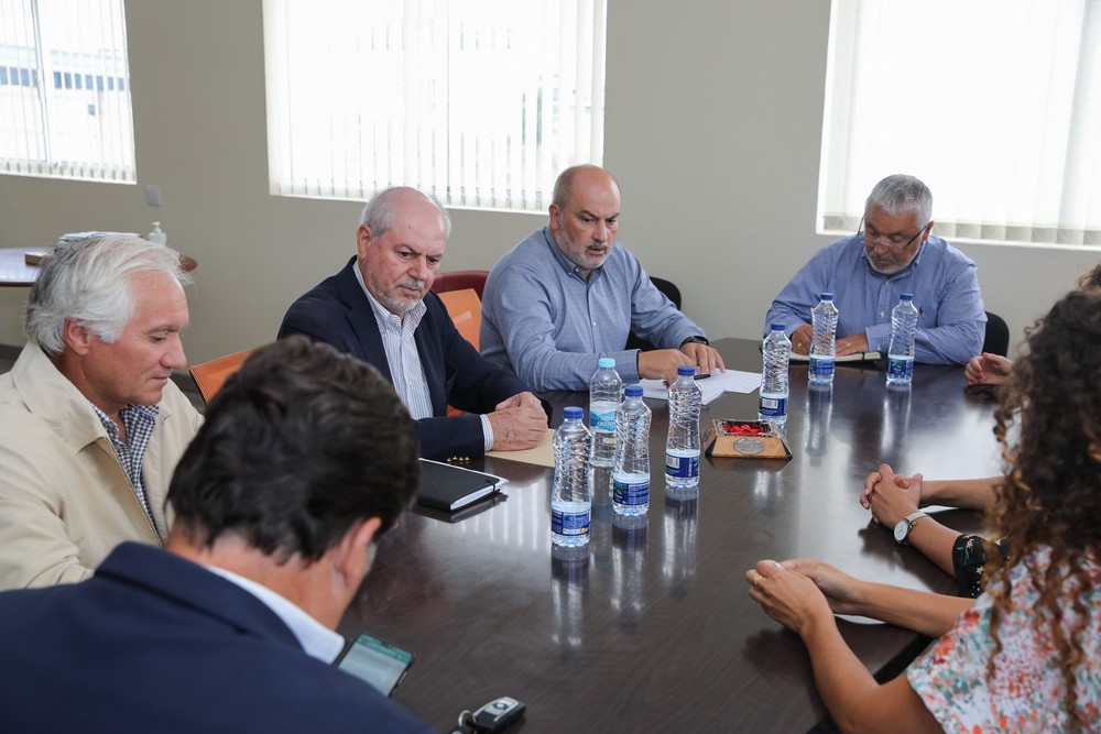 Presidentes da Câmara, André Martins, e das cinco juntas de freguesia reuniram com administração da Alsa Todi, a quem exigiram que garantam carreiras e horários.