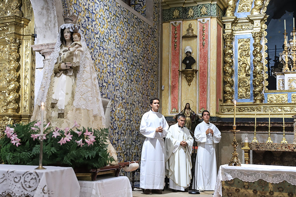 Cerimónia religiosa nas Festas de Nossa Senhora da Saúde, em Vila Fresca de Azeitão
