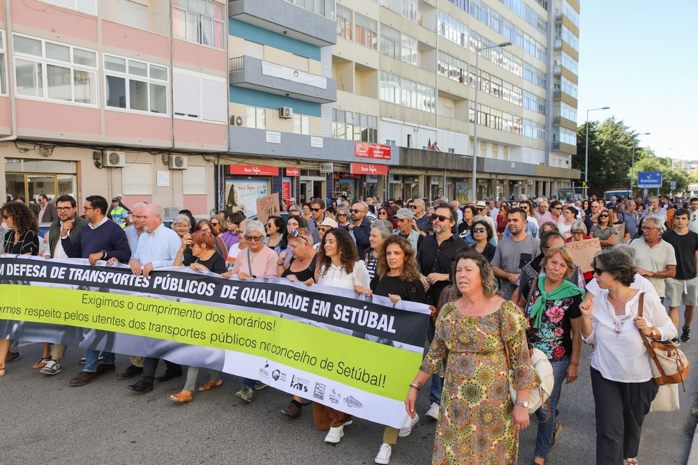 Presidente da Câmara, André Martins, lidera a manifestação em defesa de transportes públicos de qualidade em Setúbal.