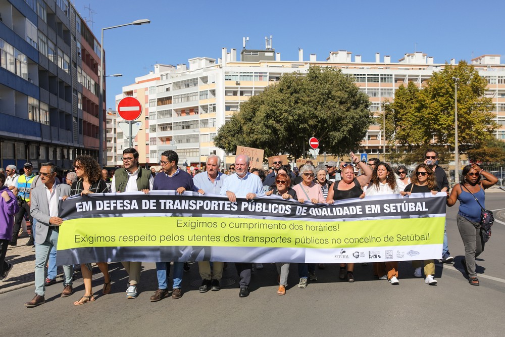 Manifestação em defesa de transportes públicos de qualidade em Setúbal.