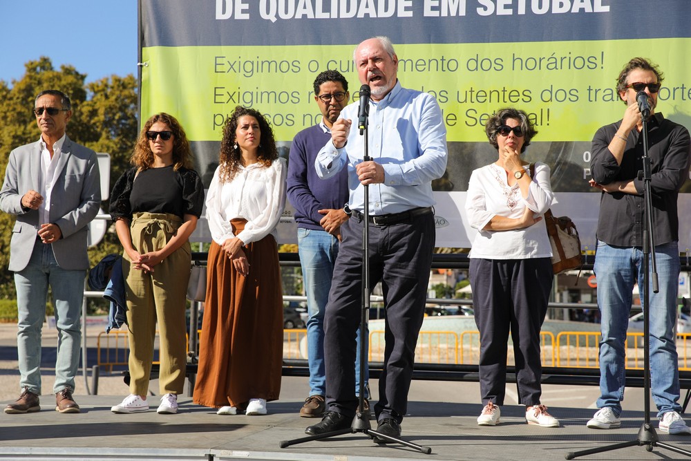 Presidente da Câmara, André Martins, discursa na manifestação em defesa de transportes públicos de qualidade em Setúbal.
