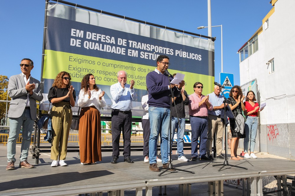 Presidente da Junta de Freguesia de São Sebastião, Nuno Costa, discursa na manifestação em defesa de transportes públicos de qualidade em Setúbal.