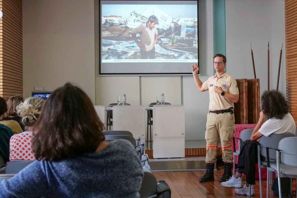 Alexandre Alegria, da Proteção Civil Municipal, apresenta o plano de ações “Comunicação e Sensibilização em Cenários de Risco Associados às Alterações Climáticas” na sessão em Setúbal do segundo workshop do Projeto DEXPO em Portugal.